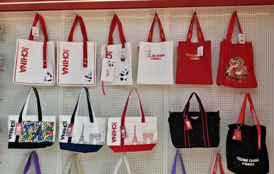 湖北首家国家队特许零售店开业，奥运冠军同款文具线下可购